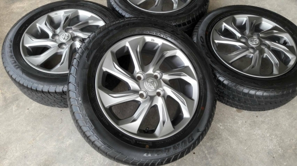 ขายล้อแม็กน้องๆป้ายแดง toyota vios 15&quot; ยางปี17 สนใจติดต่อร้าน ก.เจริญการยางครับ 081-3747940