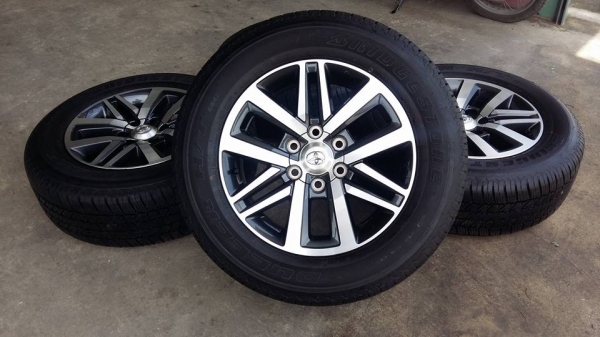 ขายล้อแม็กป้ายแดง fortuner 18&quot; ยางปี17 สนใจติดต่อร้าน ก.เจริญการยางครับ 081-3747940