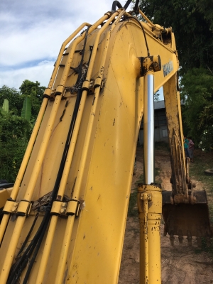 ขายด่วน KOMATSU PC200-7 สภาพพรัอมใช้งาน เครื่องปั้มดี โซ่ช่วงล่างหนา เอวขยับ ไฟฟ้าสมบูรณ์ บูมอามสวย แอร์เย็น เครื่องปั้มพร้อมทำงาน เอกสารใบแจ้งจำหน่าย สนใจสอบถาม 093-0764943  088-3223272 k ตั้ม