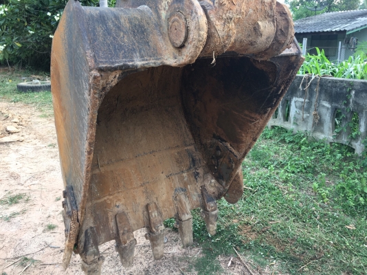 ขายด่วน KOMATSU PC200-7 สภาพพรัอมใช้งาน เครื่องปั้มดี โซ่ช่วงล่างหนา เอวขยับ ไฟฟ้าสมบูรณ์ บูมอามสวย แอร์เย็น เครื่องปั้มพร้อมทำงาน เอกสารใบแจ้งจำหน่าย สนใจสอบถาม 093-0764943  088-3223272 k ตั้ม