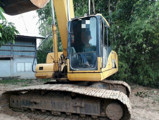 ขายด่วน KOMATSU PC200-7 สภาพพรัอมใช้งาน เครื่องปั้มดี โซ่ช่วงล่างหนา เอวขยับ ไฟฟ้าสมบูรณ์ บูมอามสวย แอร์เย็น เครื่องปั้มพร้อมทำงาน เอกสารใบแจ้งจำหน่าย สนใจสอบถาม 093-0764943  088-3223272 k ตั้ม
