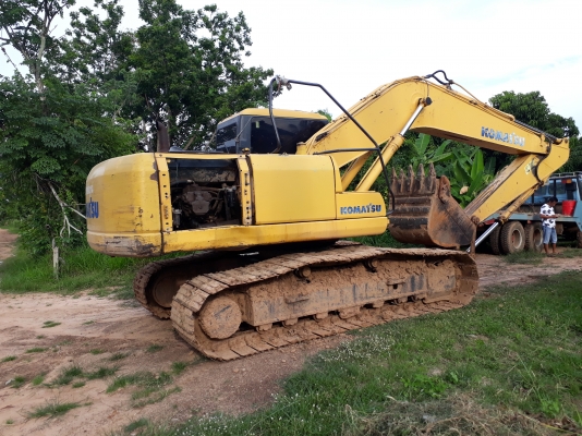 ขายด่วน KOMATSU PC200-7 สภาพพรัอมใช้งาน เครื่องปั้มดี โซ่ช่วงล่างหนา เอวขยับ ไฟฟ้าสมบูรณ์ บูมอามสวย แอร์เย็น เครื่องปั้มพร้อมทำงาน เอกสารใบแจ้งจำหน่าย สนใจสอบถาม 093-0764943  088-3223272 k ตั้ม