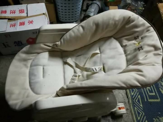 600 บ.โทร 083-2000058  LINE ID: line83292  รถเข็นเด็กเอนกประสงค์ไฮแคร่จากญี่ปุ่น ทำงานได้หลายอย่าง โยกให้ลูกนอน ที่นั่งป้อนข้าว ที่เล่น ปรับตั้ง เอนนอนได้ ปรับสูงต่ำได้