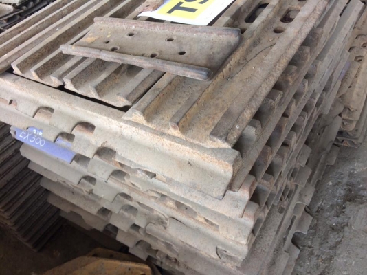 ใบแทรค KOMATSU PC 300 เก่าใน เซียงกง ใบละ 1000 บาท