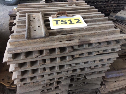 ใบแทรค KOMATSU PC 300 เก่าใน เซียงกง ใบละ 1000 บาท