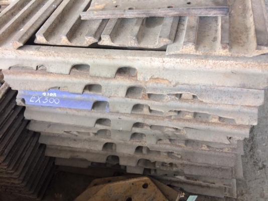 ใบแทรค KOMATSU PC 300 เก่าใน เซียงกง ใบละ 1000 บาท
