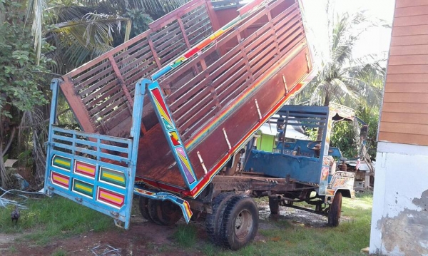 ขายรถอีแต๋น 6ล้อดั้ม ราคา190,000 สนใจโทร 090-8588220 093-3258446 www.narong2truck.com www.truck.in.t ขายรถอีแต๋น 6ล้อดั้ม ราคา190,000 สนใจโทร 090-8588220 093-3258446 www.narong2truck.com www.truck.in.t