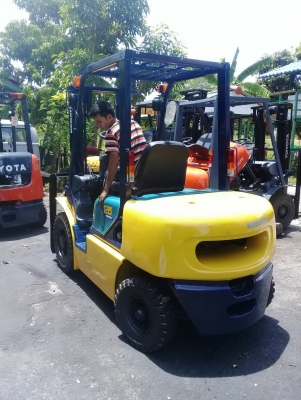 +++ ขายโฟล์คลิฟท์ KOMATSU FD25-14 ขนาด 2.5 ตัน เครื่องยนต์ดีเซล เสา 3 เมตร เกียร์ออโตเมติค ยางตันครับ +++ ขายโฟล์คลิฟท์ KOMATSU FD25-14 ขนาด 2.5 ตัน เครื่องยนต์ดีเซล เสา 3 เมตร เกียร์ออโตเมติค ยางตันครับ