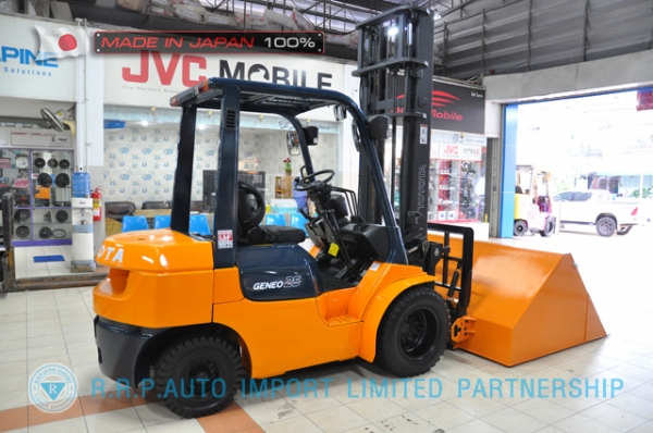 ขายรถโฟล์คลิฟท์มือสอง TOYOTA รุ่น 7FD25-11741 นำเข้าจากประเทศญี่ปุ่น 100\% ไม่เคยใช้งานในไทย