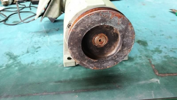 1300 บ. ส่งฟรี083-2000058  LINE ID: line832923 มอเตอร์เกียร์ทดยี่ห้อ AOKI ขนาดมอเตอร์ 200 W. อัตราทด 30:1 ทดแล้วหมุนที่ 46 รอบต่อนาที แรงบิดเยอะ พร้อมต่อใช้งานให้ เสียบไฟบ้านได้เลย (มีหลายตัว)