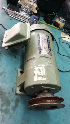 1300 บ. ส่งฟรี083-2000058  LINE ID: line832923 มอเตอร์เกียร์ทดยี่ห้อ AOKI ขนาดมอเตอร์ 200 W. อัตราทด 30:1 ทดแล้วหมุนที่ 46 รอบต่อนาที แรงบิดเยอะ พร้อมต่อใช้งานให้ เสียบไฟบ้านได้เลย (มีหลายตัว)