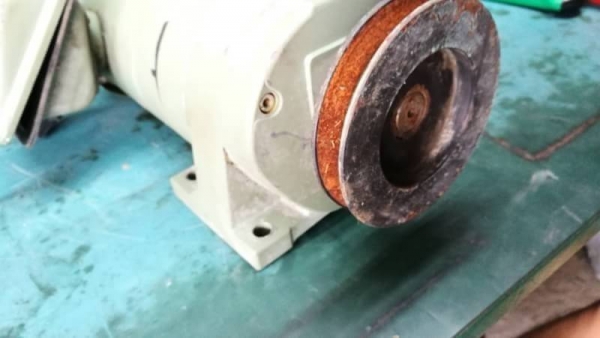 1300 บ. ส่งฟรี083-2000058  LINE ID: line832923 มอเตอร์เกียร์ทดยี่ห้อ AOKI ขนาดมอเตอร์ 200 W. อัตราทด 30:1 ทดแล้วหมุนที่ 46 รอบต่อนาที แรงบิดเยอะ พร้อมต่อใช้งานให้ เสียบไฟบ้านได้เลย (มีหลายตัว)