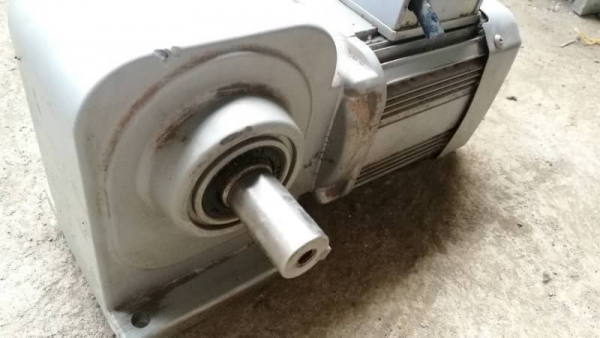 1500 บ. ส่งฟรี083-2000058  LINE ID: line832923 มอเตอร์เกียร์ทดรอบ ยี่ห้อ MITSUBISHI ขนาดกำลัง 200 W. แบบเพลาออกด้านข้างขนาดเพลาขับโต 25 mm. มีอัตราทด 1:30 พร้อมต่อใช้ไฟบ้าน 220 V.ได้เลย (มีหลายลูก)