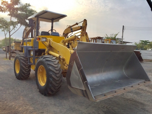 ขายรถตัก KOMATSU WA100-3 สมบูรณ์พร้อมใช้ครับ FROM JAPAN ติดต่อ 063-9316985 ID LINE : 0639316985 ครับ