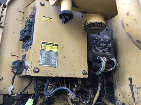 ขาย 465,000 CAT 320 V 2 เล่มทะเบียน ไฟฟ้าตัด เครื่อง 6D15ดี ปั้ม K3V แรง เอวแน่น ช่วงล่างพอใช้ ตัวเดินดี รถพร้อมใช้งาน รถอยู่ นางรอง บุรีรัมย์ 090-772-3710 090-772-3708