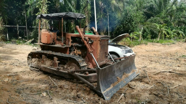 ต้องการขายแทรกเตอร์komatsu รุ่นD50A-15 ครัชน้ำมัน รถบ้าน สภาพใช้ทำงานได้เลย ขายราคา350000บ.
