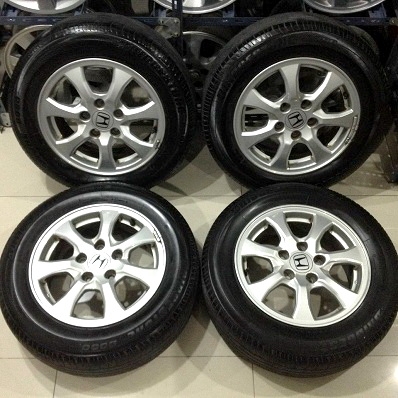 Brigedstone 195 65 15 ปี 5112 ใช้งานได้ปกติ ไม่มีซ่อม ตจว จัดส่งถึงบ้าน ใส่วีโก้ได้ แครี่ได้ และอีกห