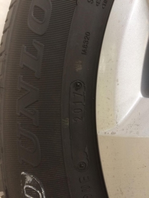 ล้อเดิม Revo 5 รู ป้ายแดง สี ตุ่ม อยู่ครบ ยาง Dunlop 215/65/16ปี17 วิ่งมา10กิโล