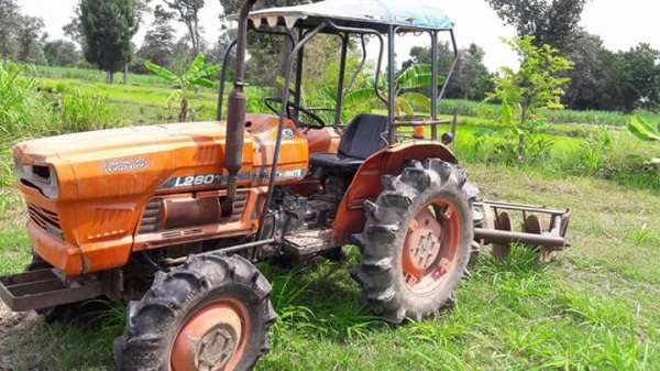 รถไถนานั่งขับ คูโบต้า l 26 01 เครื่องนิ่ม 2 เพลาขับ โฟวิล พร้อมอุปกรณ์ rotary 155 และผานไถ 6 ใบ 20 นิ้ว แรงแรง ใช้งานได้เลยไม่ต้องซ่อม ราคา 59 500 โทร 087 551 1464 dtac 063 635 9242 ais รถไถนานั่งขับ คูโบต้า l 26 01 เครื่องนิ่ม 2 เพลาขับ โฟวิล พร้อมอุปกรณ์ rotary 155 และผานไถ 6 ใบ 20 นิ้ว แรงแรง ใช้งานได้เลยไม่ต้องซ่อม ราคา 59 500 โทร 087 551 1464 dtac 063 635 9242 ais