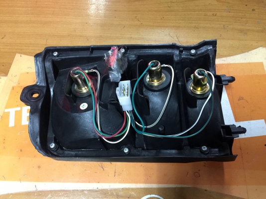 ขายไฟท้ายรถ DAIHATSU MIRA L80 ใส่รถมิล่าบ้านเราได้เลย ขายไฟท้ายรถ DAIHATSU MIRA L80 ใส่รถมิล่าบ้านเราได้เลย