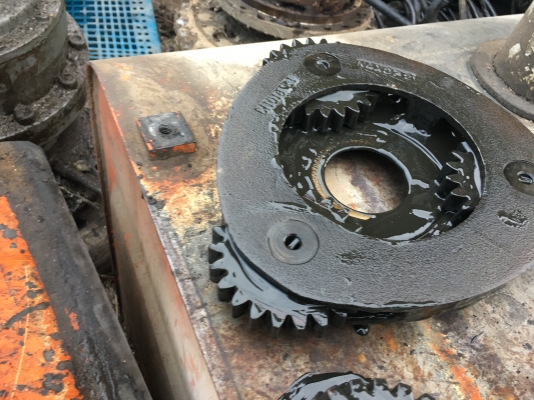 ขายด่วน ตัวเดินHITACHI EX300H-3 ลูกละ120,000฿