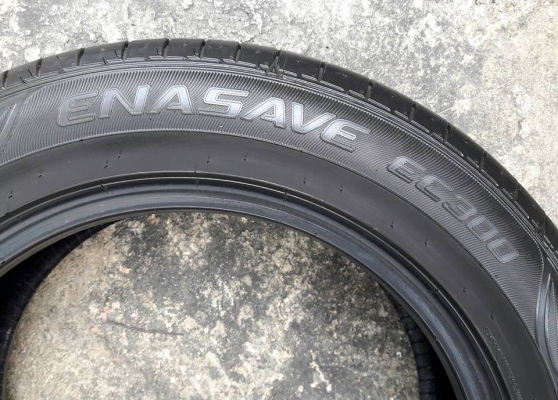 ยางรถยนต์มือสอง DUNLOP รุ่น ENASAVE EC300. 185 60R15สัปดาห์ที่19ปี2016 ลงพื้นจริงปลายปี2016 สภาพสวยมากๆดอกเยอะมากๆ90\%คุ้มสุดๆใช้อีกยาวๆไม่แพง
