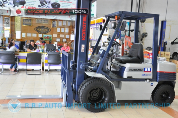 ขายรถโฟล์คลิฟท์มือสอง KOMATSU รุ่น FD25-11-440960 นำเข้าจากประเทศญี่ปุ่น 100\% ไม่เคยใช้งานในไทย