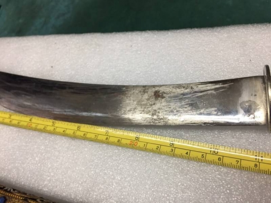 2000 บ. ส่งฟรี083-2000058  LINE ID: line832923 มีดดาบพร้อมแท่นตั้งโชว์ความยาวทั้งหมดรวมฝัก 53 cm. ทั้งหมดแต่งลวดลายสวยตามภาพ