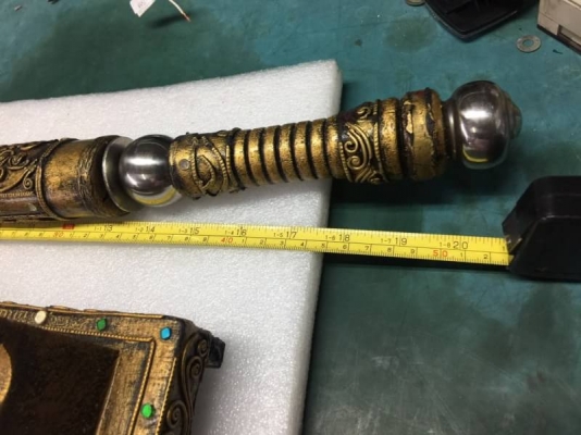 2000 บ. ส่งฟรี083-2000058  LINE ID: line832923 มีดดาบพร้อมแท่นตั้งโชว์ความยาวทั้งหมดรวมฝัก 53 cm. ทั้งหมดแต่งลวดลายสวยตามภาพ