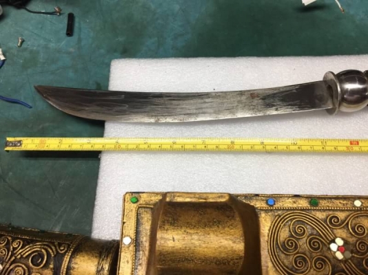 2000 บ. ส่งฟรี083-2000058  LINE ID: line832923 มีดดาบพร้อมแท่นตั้งโชว์ความยาวทั้งหมดรวมฝัก 53 cm. ทั้งหมดแต่งลวดลายสวยตามภาพ