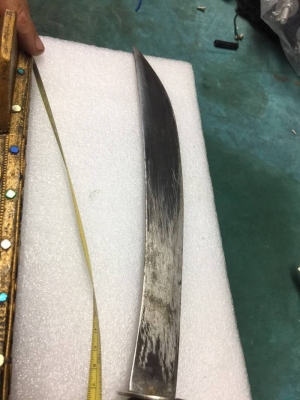 2000 บ. ส่งฟรี083-2000058  LINE ID: line832923 มีดดาบพร้อมแท่นตั้งโชว์ความยาวทั้งหมดรวมฝัก 53 cm. ทั้งหมดแต่งลวดลายสวยตามภาพ