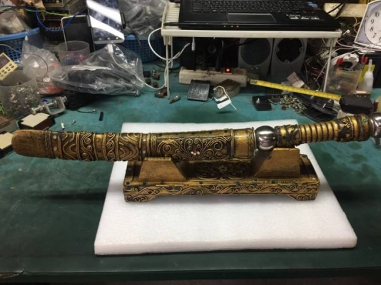 2000 บ. ส่งฟรี083-2000058  LINE ID: line832923 มีดดาบพร้อมแท่นตั้งโชว์ความยาวทั้งหมดรวมฝัก 53 cm. ทั้งหมดแต่งลวดลายสวยตามภาพ