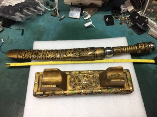 2000 บ. ส่งฟรี083-2000058  LINE ID: line832923 มีดดาบพร้อมแท่นตั้งโชว์ความยาวทั้งหมดรวมฝัก 53 cm. ทั้งหมดแต่งลวดลายสวยตามภาพ