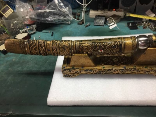 2000 บ. ส่งฟรี083-2000058  LINE ID: line832923 มีดดาบพร้อมแท่นตั้งโชว์ความยาวทั้งหมดรวมฝัก 53 cm. ทั้งหมดแต่งลวดลายสวยตามภาพ