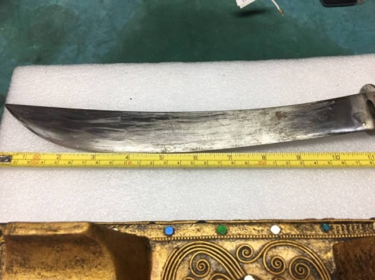 2000 บ. ส่งฟรี083-2000058  LINE ID: line832923 มีดดาบพร้อมแท่นตั้งโชว์ความยาวทั้งหมดรวมฝัก 53 cm. ทั้งหมดแต่งลวดลายสวยตามภาพ