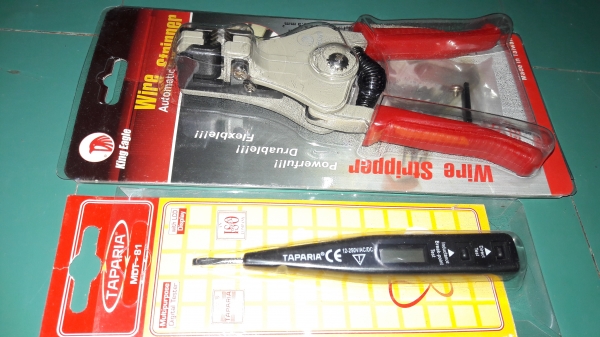 ขายคีมปอกสายไฟAUTO King Eagle. Made in Taiwan.และไขควงLamp test Digital.