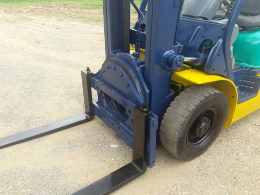 ขายรถยก KOMATSU  FG20-14 เครื่องเบนซิน H20 เกียร์ธรรมดา  ยกได้ 2 ตัน เสาสูง 3 เมตร งาหมุน ติดต่อ 098-7962549