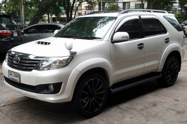 TOYOTA FORTUNER 3.0 V ปี12 ขาวมุข 2WD จอDVD กล้องหลัง TOYOTA FORTUNER 3.0 V ปี12 ขาวมุข 2WD จอDVD กล้องหลัง