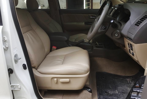 TOYOTA FORTUNER 3.0 V ปี12 ขาวมุข 2WD จอDVD กล้องหลัง