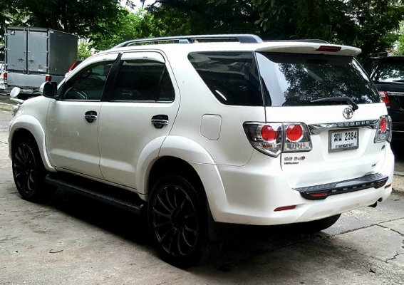 TOYOTA FORTUNER 3.0 V ปี12 ขาวมุข 2WD จอDVD กล้องหลัง TOYOTA FORTUNER 3.0 V ปี12 ขาวมุข 2WD จอDVD กล้องหลัง