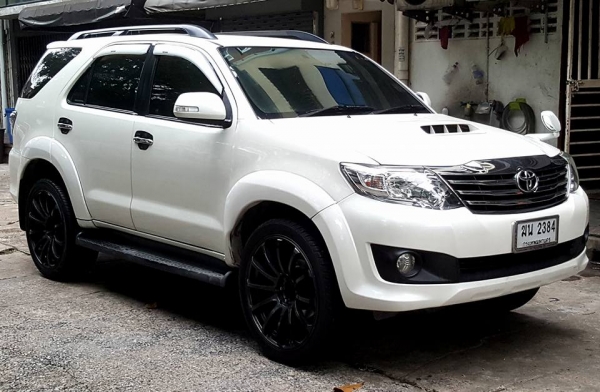 TOYOTA FORTUNER 3.0 V ปี12 ขาวมุข 2WD จอDVD กล้องหลัง
