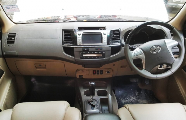 TOYOTA FORTUNER 3.0 V ปี12 ขาวมุข 2WD จอDVD กล้องหลัง