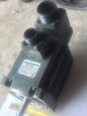 800 บ. ส่งฟรี083-2000058  LINE ID: line832923 AC SERVO MOTOR ยี่ห้อ MITSUBISHI ขนาดกำลัง 200 W. (มี 15 ลูก)