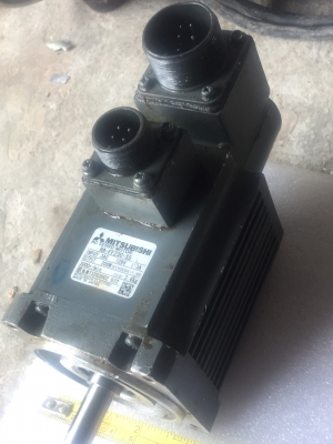 800 บ. ส่งฟรี083-2000058  LINE ID: line832923 AC SERVO MOTOR ยี่ห้อ MITSUBISHI ขนาดกำลัง 200 W. (มี 15 ลูก)