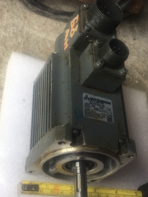 800 บ. ส่งฟรี083-2000058  LINE ID: line832923 AC SERVO MOTOR ยี่ห้อ MITSUBISHI ขนาดกำลัง 200 W. (มี 15 ลูก)