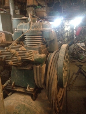 ขายด่วน เครื่องยิงทราย  ตู้พ่น พร้อมปั้มลม สภาพพร้อมใช้งานคับ ขาย 75000