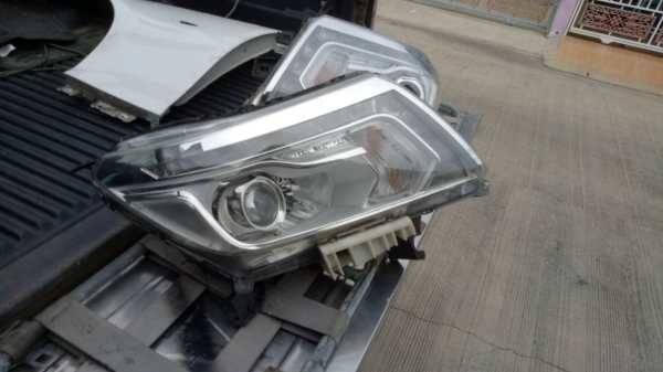 ไฟหน้า NP300 นาวาร่า LED 1 คู่