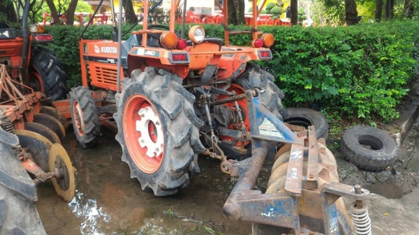 ขายรถไถ KUBOTA L2605 พร้อมดันหน้าและผานพรวน เครื่องดีเกียร์ดีไฮดรอลิกดี ราคา 155,000   สนใจโทรคุยกันก่อนได้ครับ ราคาต่อรองกันได้ครับ  มีรถขนส่งบริการทั่วไทย ร้านสามย่านแทรคเตอร์ ถ.สุขุมวิท ต.ทางเกวียน  อ.แกลง จ.ระยอง โทร 0818618678 ,0897489639,0899347475 ขายรถไถ KUBOTA L2605 พร้อมดันหน้าและผานพรวน เครื่องดีเกียร์ดีไฮดรอลิกดี ราคา 155,000   สนใจโทรคุยกันก่อนได้ครับ ราคาต่อรองกันได้ครับ  มีรถขนส่งบริการทั่วไทย ร้านสามย่านแทรคเตอร์ ถ.สุขุมวิท ต.ทางเกวียน  อ.แกลง จ.ระยอง โทร 0818618678 ,0897489639,0899347475