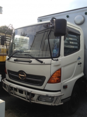 ขายหกล้อตู้แห้ง 3 บาน HINO FC4J เครื่อง JO5C 145 แรง จดทะเบียนปี 2546
