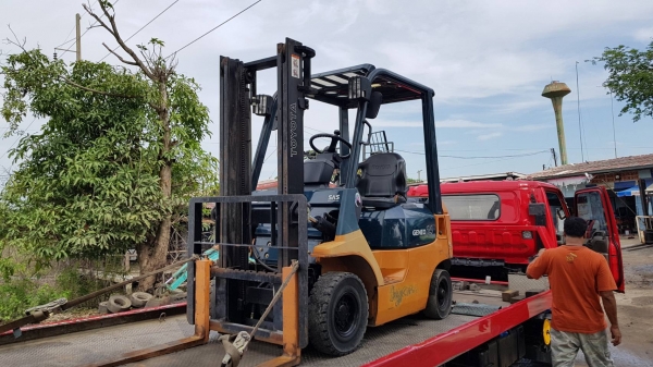 ขายด่วนรถยก TOYOTAชั่วโม่งทำงานน้อย 7FG15ยก1.5ตันเสาสูง3เมตรยางตัน4เส้นรถนอกนำเข้ายังไม่เคยใช้งานในเมืองไทยเลย